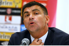 Kamenovan autobus s igračima Kamenovan autobus s igračima