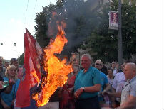 Šešelj palio zastave Hrvatske Šešelj palio zastave Hrvatske