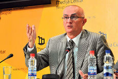 Vlast guši poverenika Vlast guši poverenika